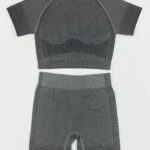 ست ورزشی دو تکه سیملس (Seamless) | کراپ آستین‌دار و شلوارک گنی (۳ رنگ)