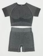 ست ورزشی دو تکه سیملس (Seamless) | کراپ آستین‌دار و شلوارک گنی (۳ رنگ)