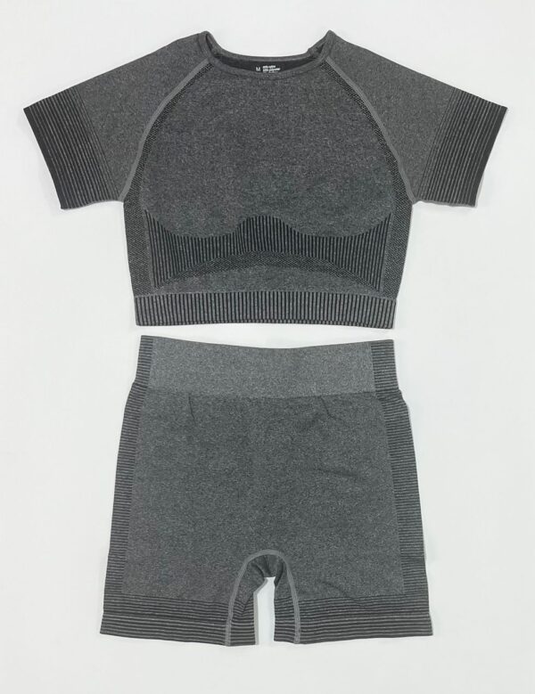 ست ورزشی دو تکه سیملس (Seamless) | کراپ آستین‌دار و شلوارک گنی (۳ رنگ) - تصویر 7