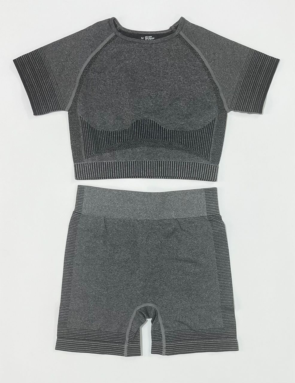 WhatsApp Image 2026-02-18 at 21.14.16 (1) ست ورزشی دو تکه سیملس (Seamless) | کراپ آستیندار و شلوارک گنی (۳ رنگ) - تصویر 1