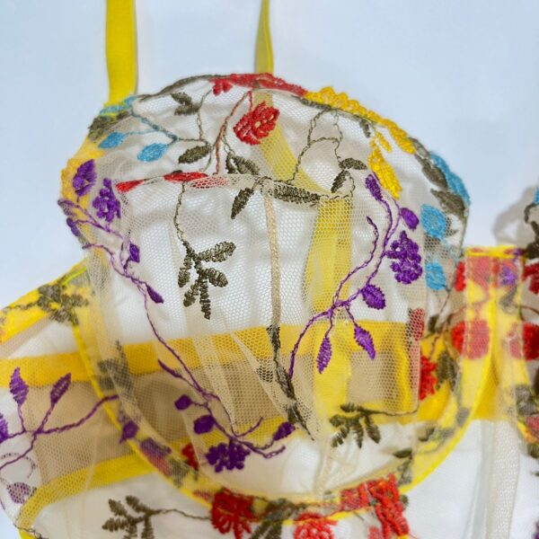 نمای-نزدیک-گلدوزی-روی-کاپ-بادی-توری-فنردار