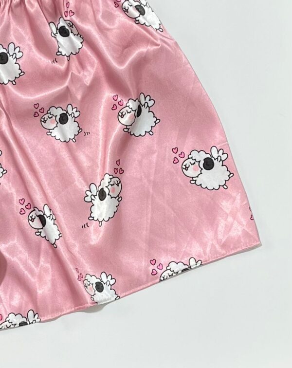 جزئیات چاپ و دوخت شورتک ساتن راحتی با طرح کارتونی گوسفند و قلب