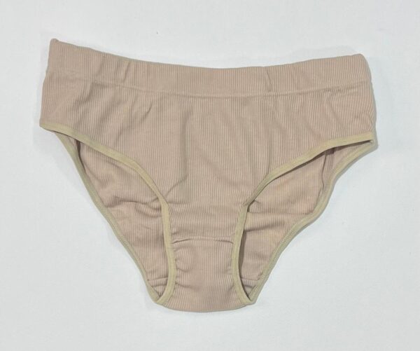 شورت نخی کبریتی رنگ کرم بدن نما مناسب زیر لباس روشن