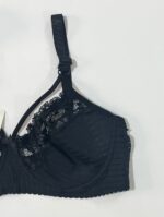 نمای نزدیک کاپ فنردار و بند روی سینه در ست شورت و سوتین هارنس دار