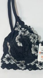 نمای نزدیک بافت تور شیشه‌ای و ظرافت دوخت گلدوزی‌های نقره‌ای روی سوتین مشکی مارک بتی