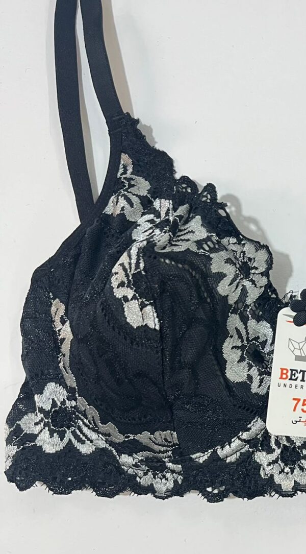 نمای نزدیک بافت تور شیشه‌ای و ظرافت دوخت گلدوزی‌های نقره‌ای روی سوتین مشکی مارک بتی