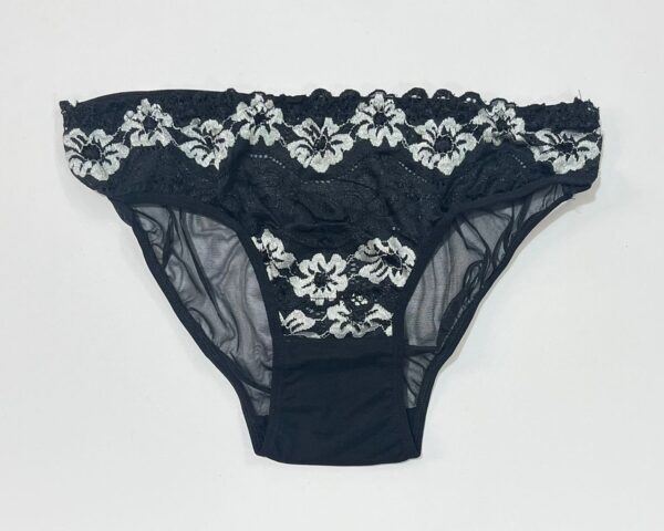 شورت زنانه مشکی بدن‌نما با کمر پهن گیپور و گل‌های نقره‌ای ست سوتین بتی