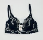 سوتین فنردار مشکی برند بتی مدل بدون اسفنج با طرح گل‌های نقره‌ای و لبه‌های دالبر