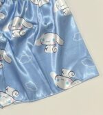 جزئیات پارچه ساتن ابریشم آبی رنگ با طرح‌های کارتونی سفید و ابر