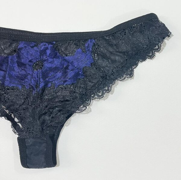 نمای نزدیک از کیفیت پارچه ساتن آبی و لبه دوزی دانتل شورت زنانه