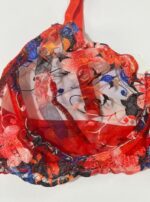 نمای نزدیک از کاپ سوتین توری آجری، نمایش بافت شیشه‌ای بدون اسفنج، فنر زیر سینه و جزئیات ظریف گلدوزی