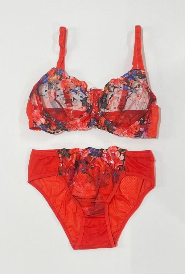 ست کامل شورت و سوتین زنانه توری بدن‌نما به رنگ آجری با گلدوزی‌های گل‌دار چند رنگ