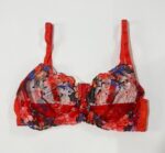 سوتین فنردار توری بدون جک و اسفنج رنگ قرمز آجری با بندهای سرشانه همرنگ و کاپ‌های گلدوزی شده فانتزی