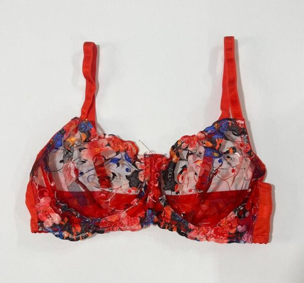 سوتین فنردار توری بدون جک و اسفنج رنگ قرمز آجری با بندهای سرشانه همرنگ و کاپ‌های گلدوزی شده فانتزی