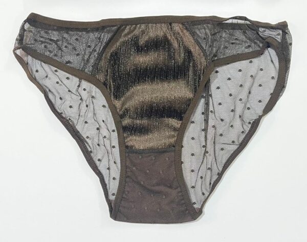 شورت فانتزی زنانه با ترکیب پارچه لمه براق در وسط و تور خالدار در کناره‌ها