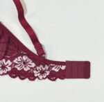 نمای نزدیک قزن‌های چند ردیفه و محکم سوتین زرشکی برند بتی برای نگهداری بهتر فرم سینه