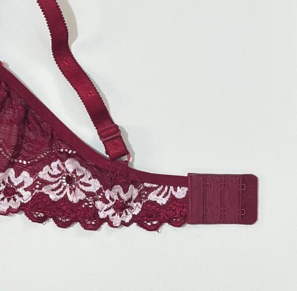 نمای نزدیک قزن‌های چند ردیفه و محکم سوتین زرشکی برند بتی برای نگهداری بهتر فرم سینه