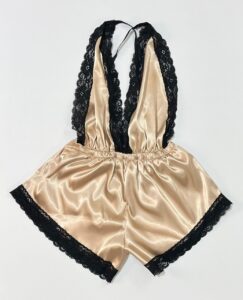 سرهمی خواب ساتن طلایی شامپاینی با لبه دوزی گیپور مشکی