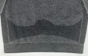 بافت پارچه نیم‌تنه ورزشی سیملس رنگ طوسی با طرح کبریتی و منافذ تنفسی