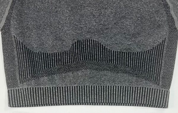 بافت پارچه نیم‌تنه ورزشی سیملس رنگ طوسی با طرح کبریتی و منافذ تنفسی