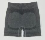 نمای پشت شلوارک ورزشی سیملس طوسی ذغالی با خط کانتور لیفت باسن و کمر گنی پهن