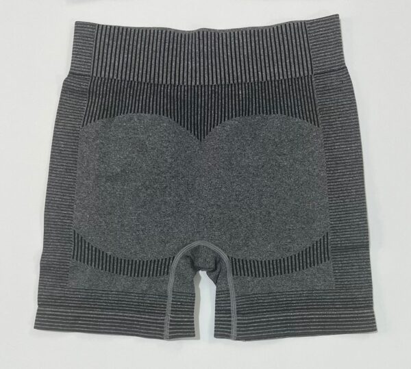 نمای پشت شلوارک ورزشی سیملس طوسی ذغالی با خط کانتور لیفت باسن و کمر گنی پهن