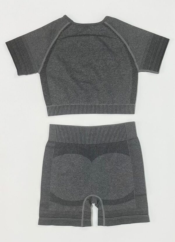 ست کراپ و شلوارک ورزشی رنگ طوسی ذغالی مدل کبریتی و جذب