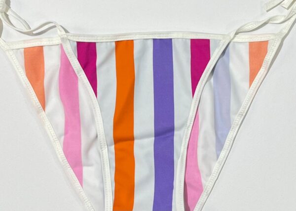 نمای نزدیک دوخت شورت مایو بیکینی دو تکه راه راه تابستانی