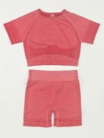 ست لباس ورزشی دو تکه رنگ صورتی مرجانی شامل تاپ و شلوارک فرم‌دهنده