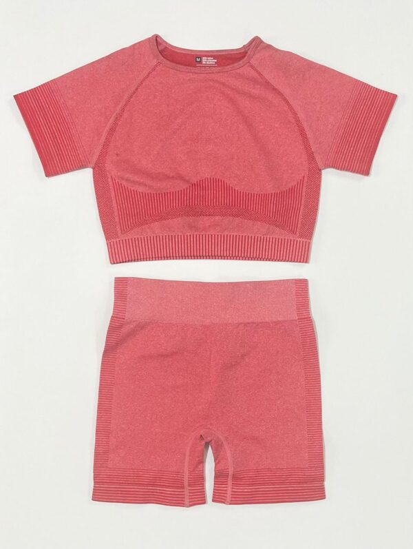 ست لباس ورزشی دو تکه رنگ صورتی مرجانی شامل تاپ و شلوارک فرم‌دهنده