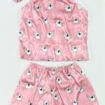 ست لباس خواب فانتزی دخترانه ساتن رنگ صورتی روشن با طرح بره‌های ملوس و قلب