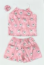 ست لباس خواب فانتزی دخترانه ساتن رنگ صورتی روشن با طرح بره‌های ملوس و قلب