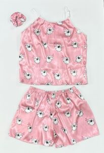 ست لباس خواب فانتزی دخترانه ساتن رنگ صورتی روشن با طرح بره‌های ملوس و قلب