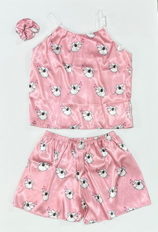 ست لباس خواب فانتزی دخترانه ساتن رنگ صورتی روشن با طرح بره‌های ملوس و قلب