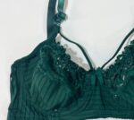 جزئیات بندهای هارنس و گیپور روی سینه در ست شورت و سوتین هارنس دار سبز