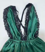 نمای نزدیک بافت پارچه ساتن سبز زمردی و دوخت گیپور لباس خواب