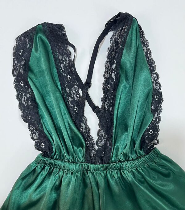 نمای نزدیک بافت پارچه ساتن سبز زمردی و دوخت گیپور لباس خواب