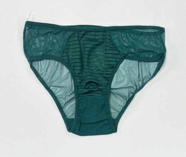 شورت توری راه راه و بدن نمای سبز رنگ در ست شورت و سوتین هارنس دار