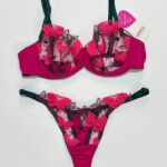 ست کامل شورت و سوتین توری بدن‌نما با گلدوزی پروانه سرخابی و بندهای سبز یشمی