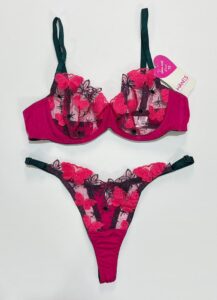 ست کامل شورت و سوتین توری بدن‌نما با گلدوزی پروانه سرخابی و بندهای سبز یشمی