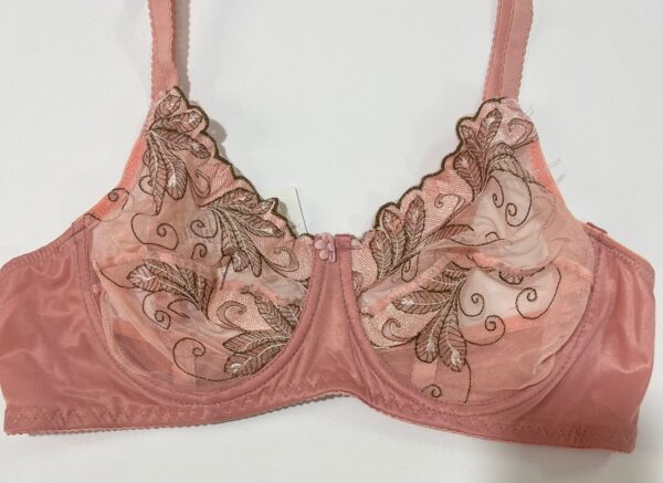 جزئیات گلدوزی با نخ برنزی روی کاپ سوتین توری بدن نما