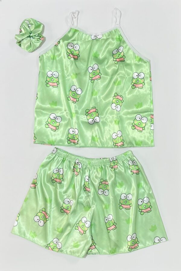 ست لباس خواب ۳ تکه ساتن رنگ سبز پاستلی با طرح قورباغه چشم درشت و کش مو
