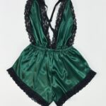 سرهمی خواب ساتن سبز زمردی مدل رامپر با حاشیه گیپور مشکی و یقه باز