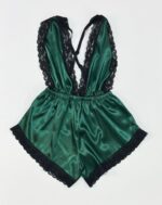 سرهمی خواب ساتن سبز زمردی مدل رامپر با حاشیه گیپور مشکی و یقه باز