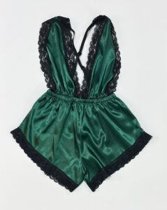 سرهمی خواب ساتن سبز زمردی مدل رامپر با حاشیه گیپور مشکی و یقه باز