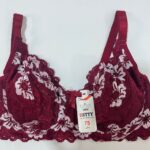 نمای نزدیک از لیبل برند Betty و بافت تور بدون اسفنج سوتین زرشکی رنگ