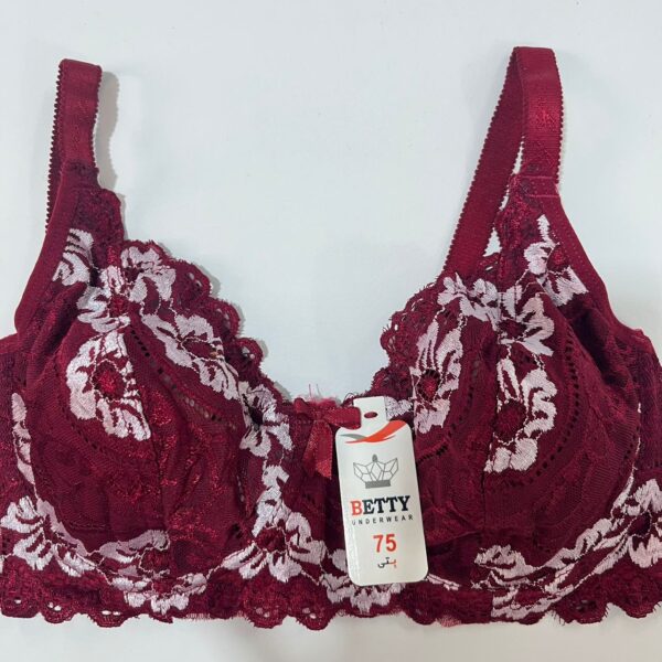 نمای نزدیک از لیبل برند Betty و بافت تور بدون اسفنج سوتین زرشکی رنگ