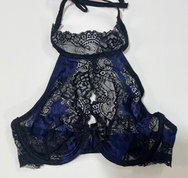 نمای نزدیک از جزئیات توری مشکی و برش روی سینه سوتین فانتزی