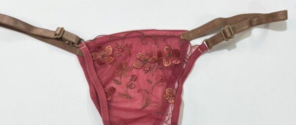 نمای نزدیک از شورت فانتزی توری زنانه با کیفیت دوخت بالا و بندهای تنظیم شونده