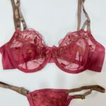 نمای کامل ست شورت و سوتین فانتزی تور شفاف و گلدوزی رنگ تمشکی